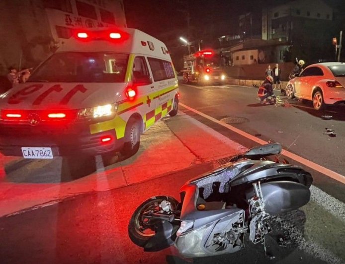 深夜驚悚車禍!機車騎士慘困壓車底 搶救畫面曝光