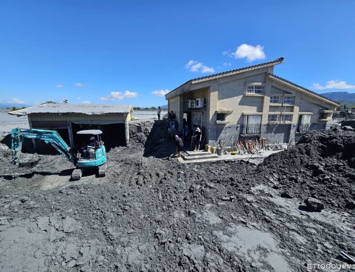 北部男災區「扮鏟子超人」亂傳百人遭埋假消息 警上門他秒後悔了