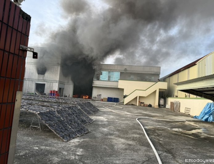 煮魚翅爆炸!高雄海產行黑煙沖天 老闆救火燙傷灌救現場狼藉