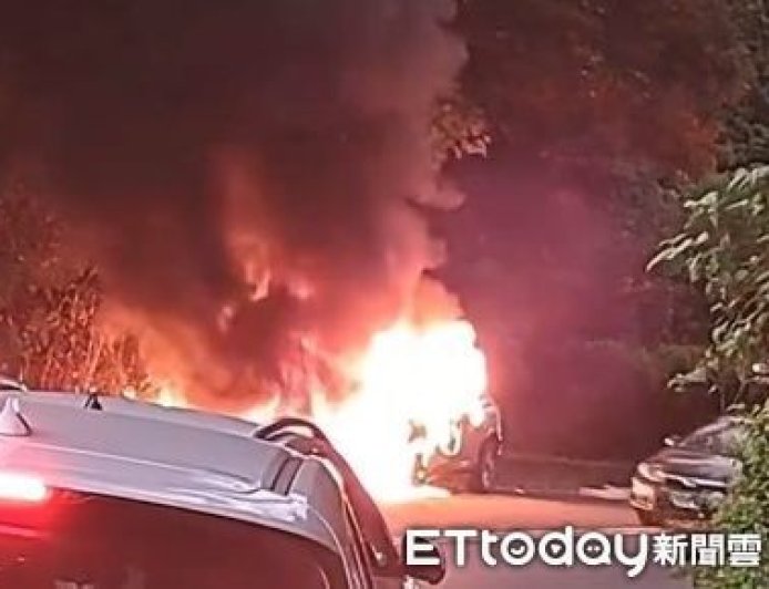 北海岸驚魂!高中同學租車半途突起火 熱心騎士狂按喇叭救一車人