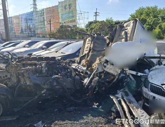 快訊/桃園大貨車撞進停車場!駕駛夾困變形車體 現場慘狀曝