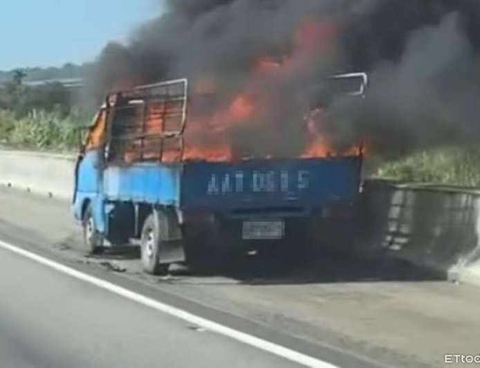 載紙板小貨車國道起火 烈焰濃煙沖天!駕駛急逃生