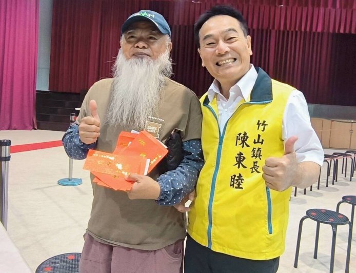 竹山鎮今起發放重陽敬老禮金 百歲人瑞享3萬現金+紫南宮金戒指