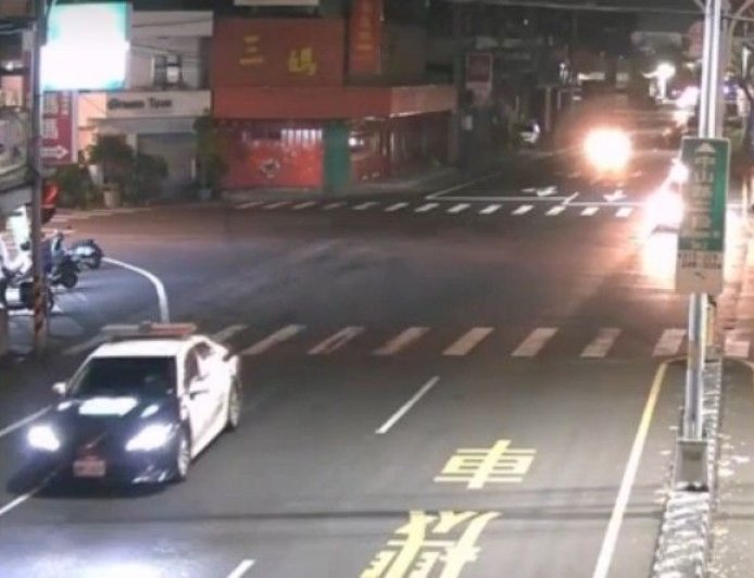 妻深夜狂吐癱軟!夫急衝派出所求救 警車鳴笛開道5分鐘到醫院