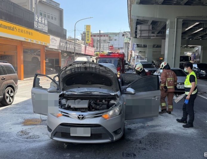 快訊/中和行車糾紛竟丟鞭炮!小客車當街起火 1男燒燙傷送醫
