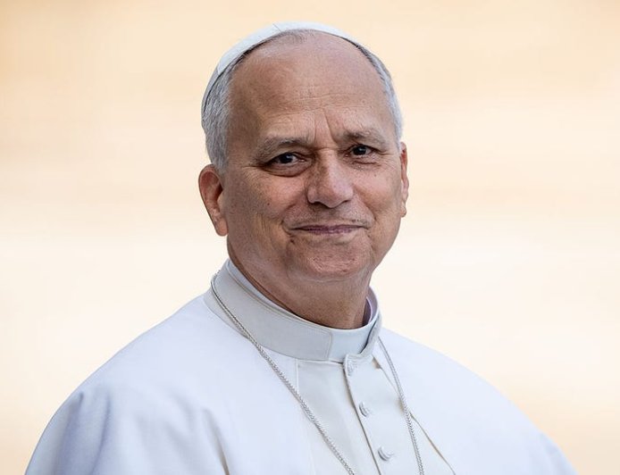 Pope Leo XIV responds to Cubs fan with playful jab during Vatican appearance