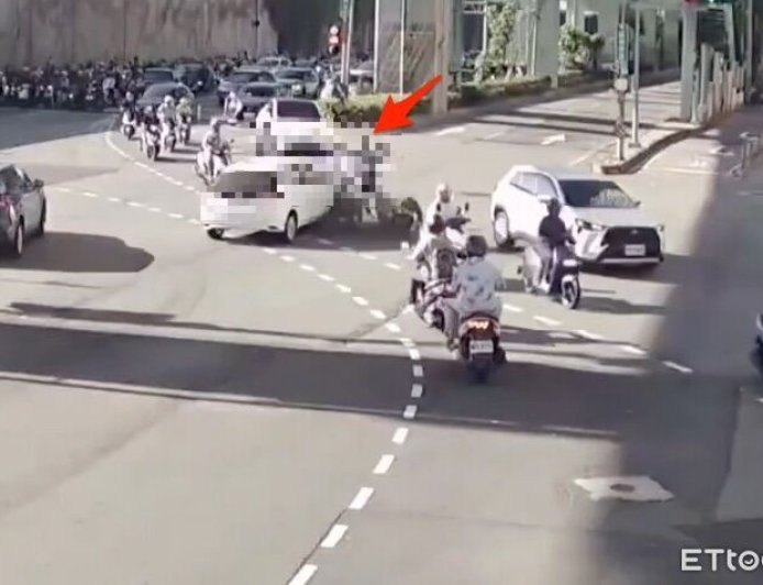 驚險畫面!26歲女開車撞機車海 2騎士噴飛...她再衝50m才停