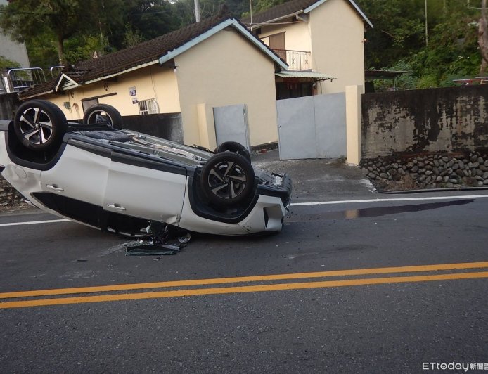 快訊/東勢轎車擦撞民宅路緣翻覆 駕駛多處擦挫傷送醫