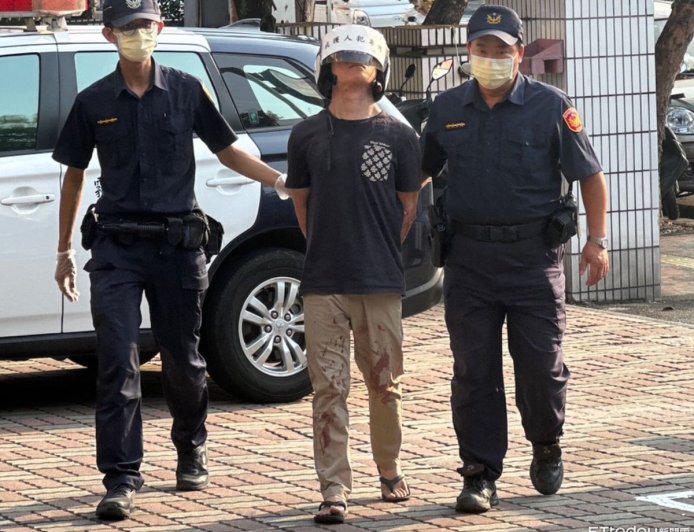 快訊/台中恐怖男砍殺2鄰居「全身血衣」進警局 呆坐現場畫面曝