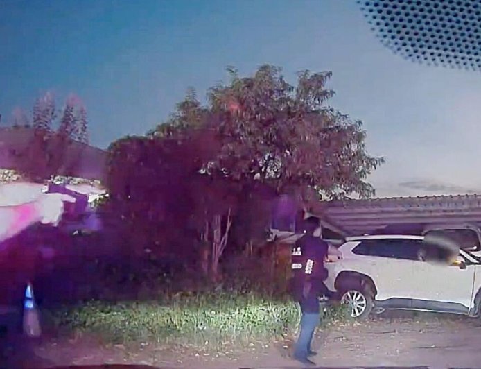 通緝犯拒檢跳車逃逸　妻接手衝撞員警！警連開4槍擊中她大腿