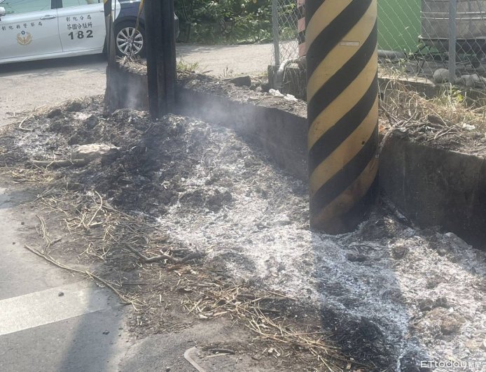 彰化芬園巷口火警!路樹燒焦險倒塌電桿也遭殃 警調監視器追兇