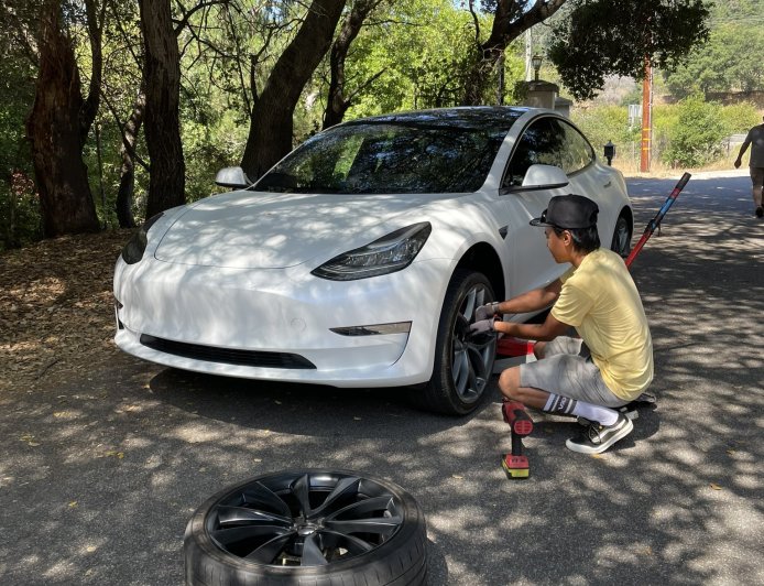 特斯拉确认 Model 3 / Y 标准版减配胎压传感器,车主褒贬不一