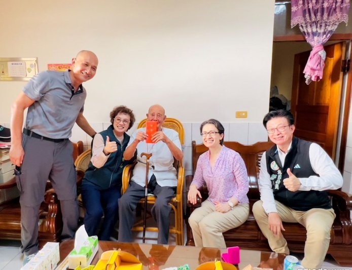 蕭美琴副總統親訪台南兩位百歲人瑞 祝賀重陽佳節福壽綿延