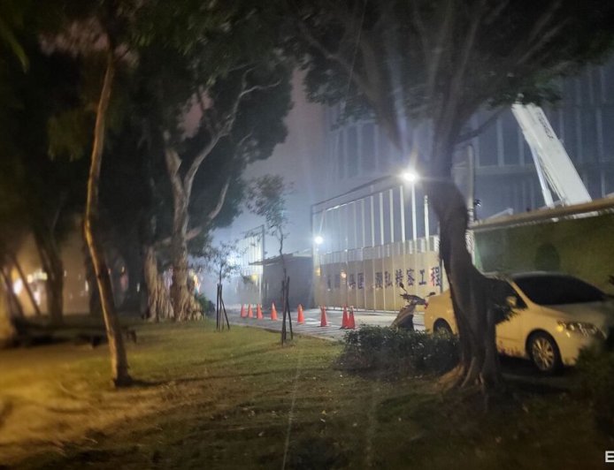 快訊／北市松山機場對面工地火警　現場飄惡臭濃煙