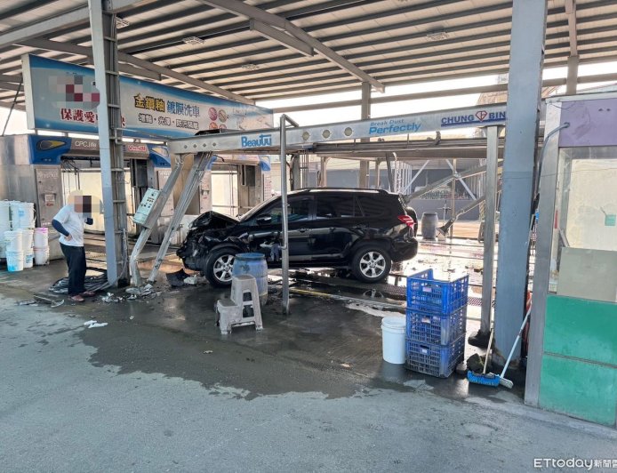加油站離奇車禍!休旅排隊等洗車暴衝連撞 員工慘被撞壓車底