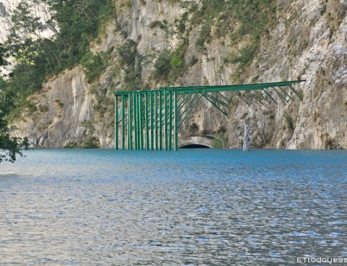 震撼畫面曝!燕子口堰塞湖水位上升 靳珩淹成「水底隧道」