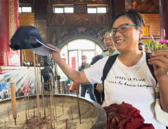 鏟子超人帽爆紅!領帽首日無名英雄衝了 他搶頭香喊:花蓮平安