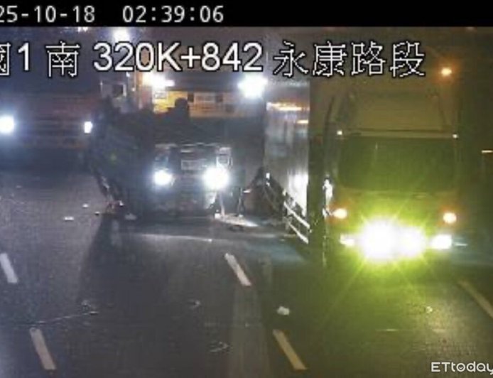 國1永康段凌晨車禍!廂型車與物流車碰撞 翻覆躺中線駕駛送醫