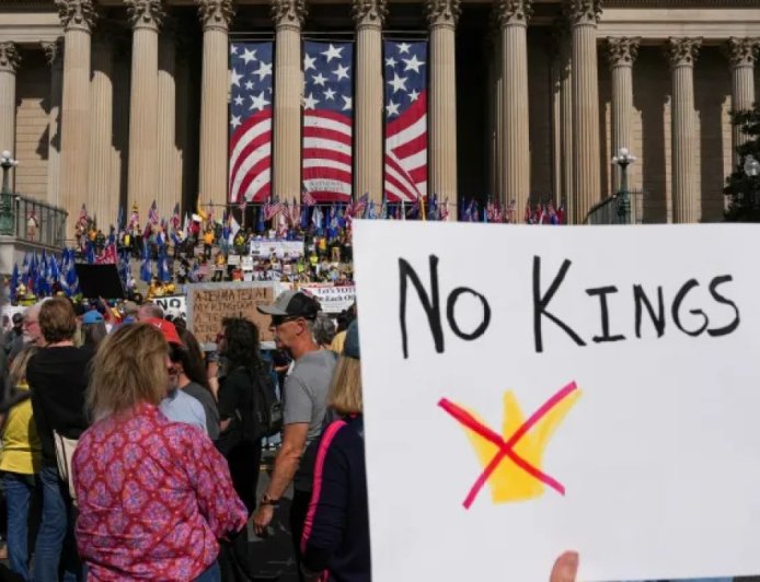 全美民众聚集以举行反特朗普的“不要国王”抗议活动