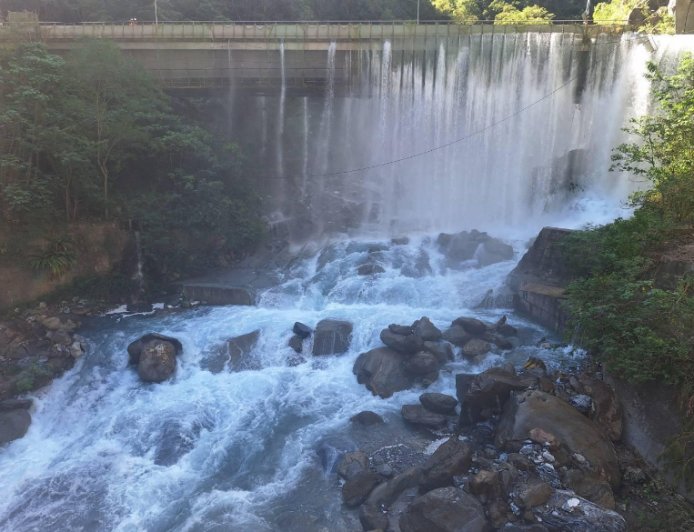 太魯閣堰塞湖現況曝!水位距離壩頂約5公尺 恐短期內溢流潰決