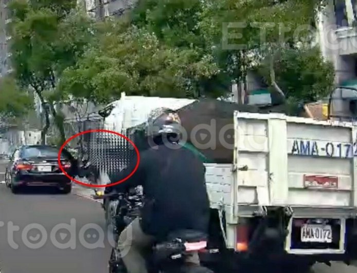 獨/路怒症來了!騎士超車「比中指」 老司機:哪裡得罪他?