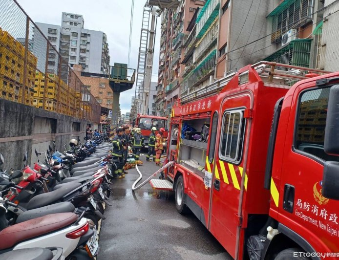 快訊／蘆洲公寓2樓疑遭縱火濃煙竄天　警消緊急疏散19人
