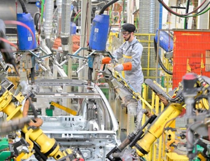 汽车制造商因芯片短缺准备减产