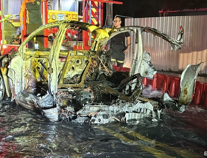 特斯拉自撞1死2傷！運安會曝「時速破200」　狂燒4hrs畫面曝光