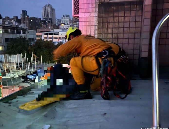 離奇墜樓!家人半夜上廁所...42歲男不見了 竟墜10米躺鄰屋頂