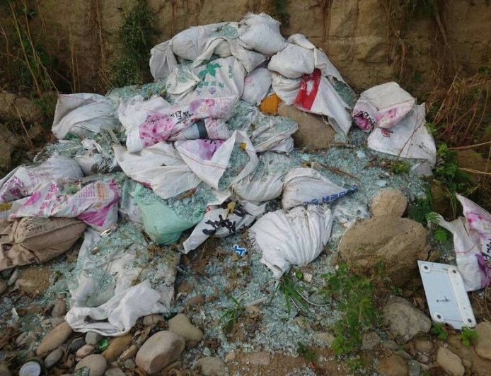 彰化貓羅溪慘變垃圾場!廢棄物堆成山 滿地碎玻璃恐怖畫面曝