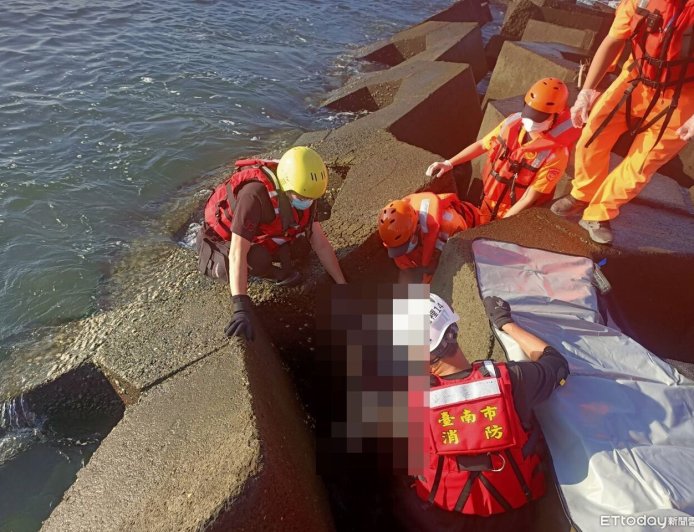 快訊／台南二仁溪驚見男浮屍卡消波塊　打撈上岸已屍僵　
