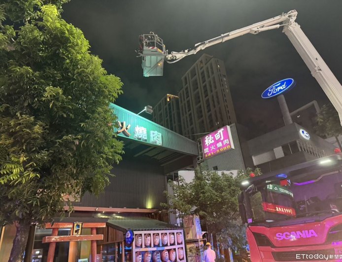 快訊/高雄知名燒肉店晚間火警!消防人員緊急撲救