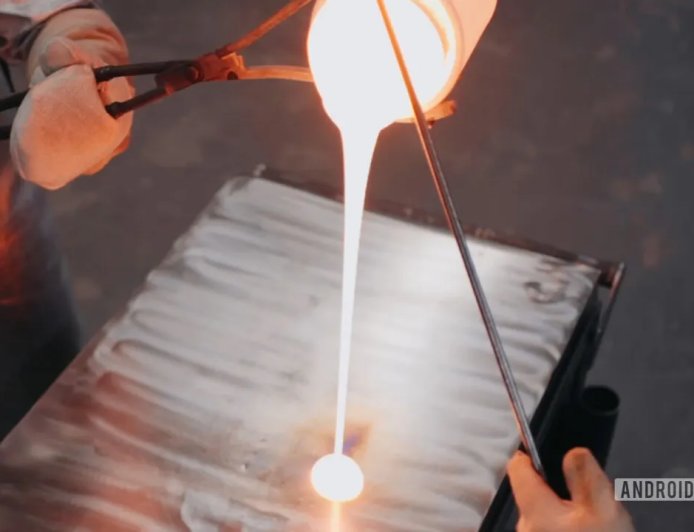 如何“折磨”一块玻璃？初探康宁实验室，机器人自动用砂纸摩擦屏幕盖板玻璃