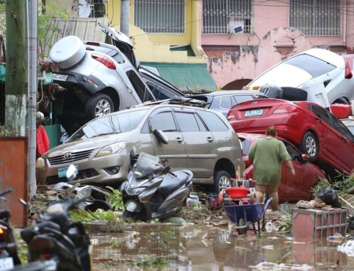 台风“卡尔梅吉”给菲律宾中部带来大规模洪水，造成两人死亡