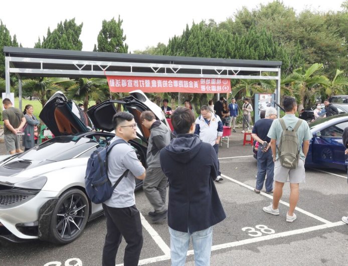 黃金超跑聯合拍賣會！麥拉倫未落槌　黃金條塊78萬8500拍出