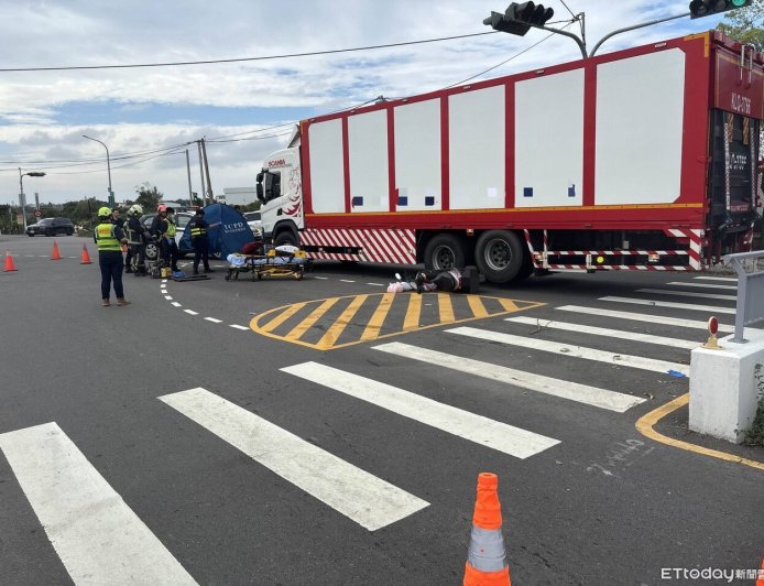 快訊／貨櫃車轉彎輾斃騎士！現場留血色水灘　驚悚畫面曝光
