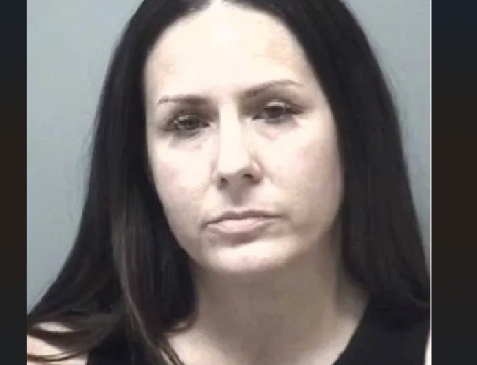 誇張媽學校舞會上拐走女兒「14歲男友」　還和他生下小孩