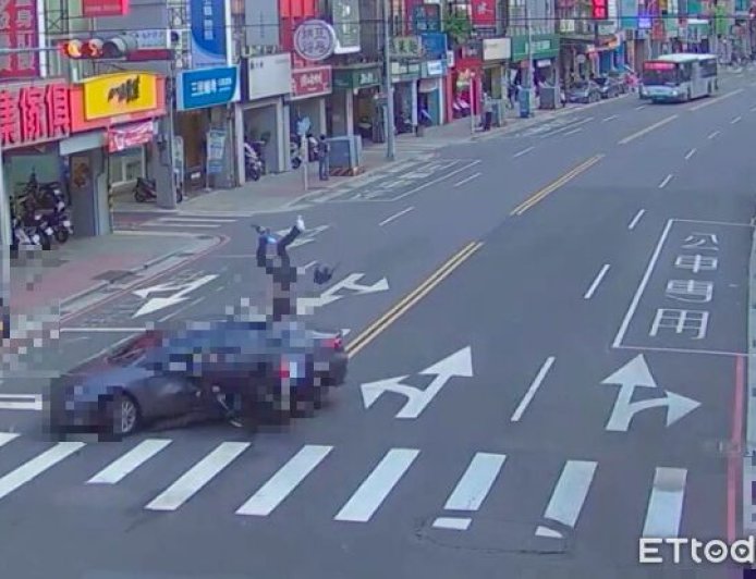三重驚悚片！轎車違規迴轉害機車攔腰撞　後座男翻2圈重摔