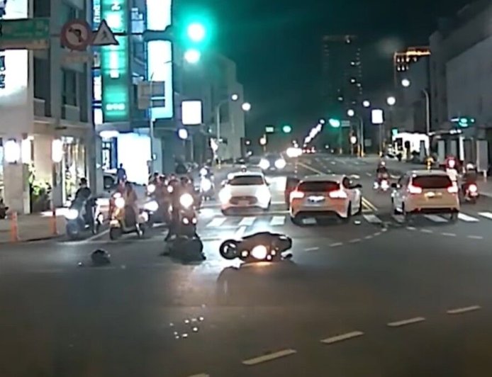 台南轎車路口左轉與機車碰撞　騎士慘摔多處擦挫傷送醫