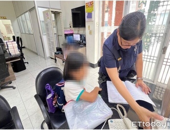 小姊妹放學等嘸媽媽！暖警送餅乾陪寫功課　助團圓畫面超溫馨