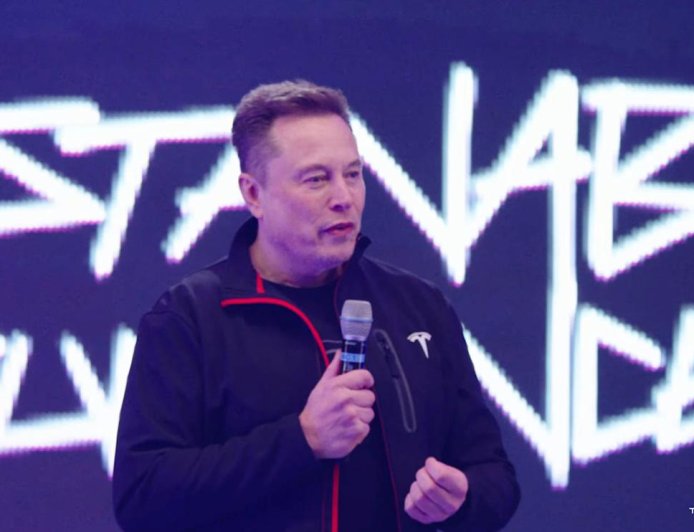 马斯克：特斯拉几乎已经准备好，让 FSD 车主能边发短信边开车