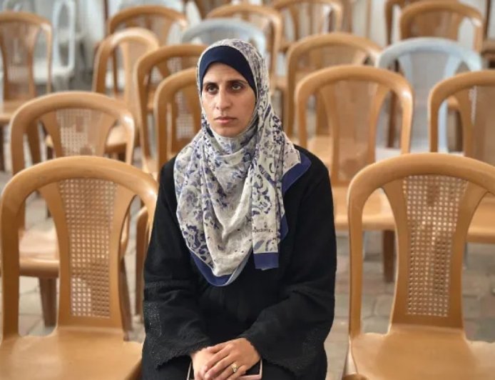 加沙的一名妇女在遗体中寻找她的丈夫和兄弟