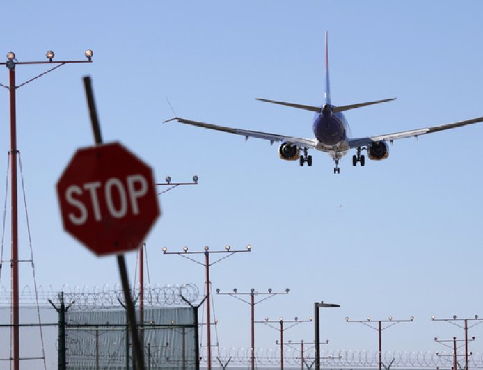 美国两党重启政府谈判“脱轨”，3万公务员申领失业救济、航班大规模削减