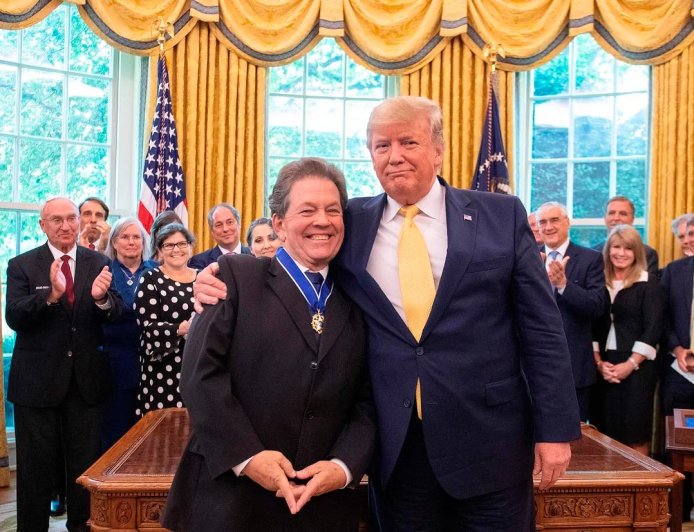 再按西方经济学玩下去，美国制造业要输越南了