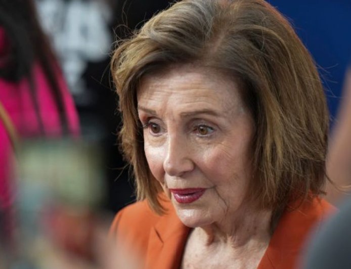 美国前众议院议长南希·佩洛西为何要从美国国会退休？