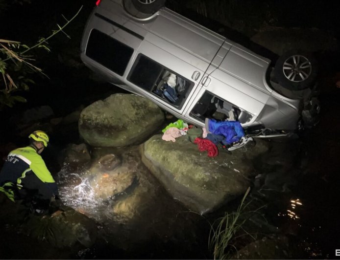 廂型車走山路！撞破磚橋墜3米溪谷4輪朝天　1家4口驚險獲救