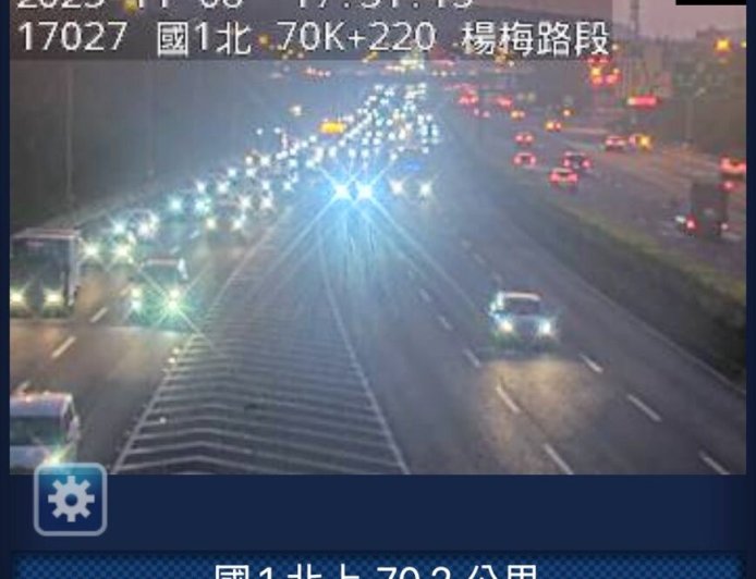 無牌自小客硬上五楊高架！拒警攔查一路逃　自撞護欄終被逮