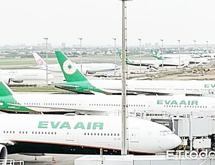 搭機躲廁所狂吸電子菸！27歲白目女下機被逮　這下慘了