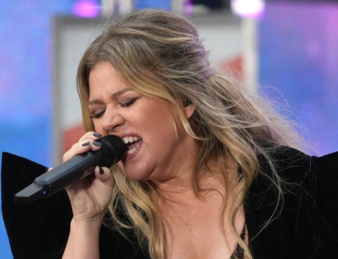 Kelly Clarkson's Savage Response To Ex-Manager Who Told Her To Get Plastic Surgery