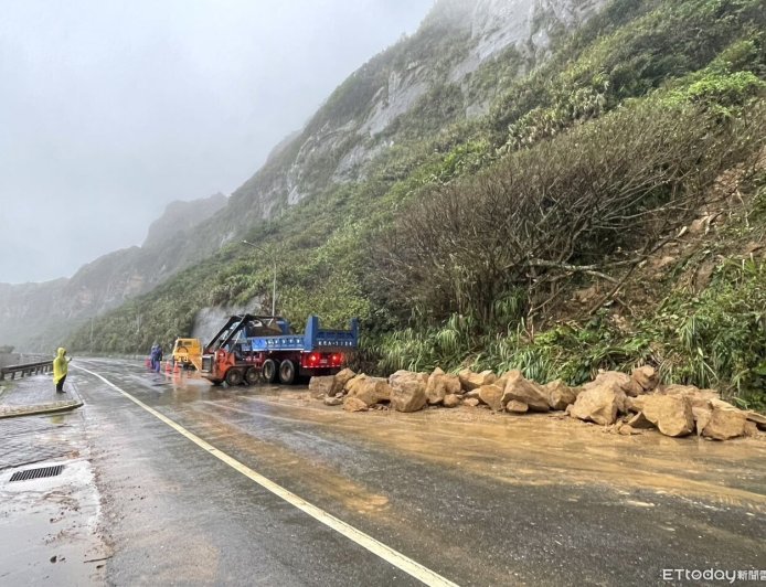 野柳山壁土石崩落！巨石擋路　公所出動機具打碎恢復交通
